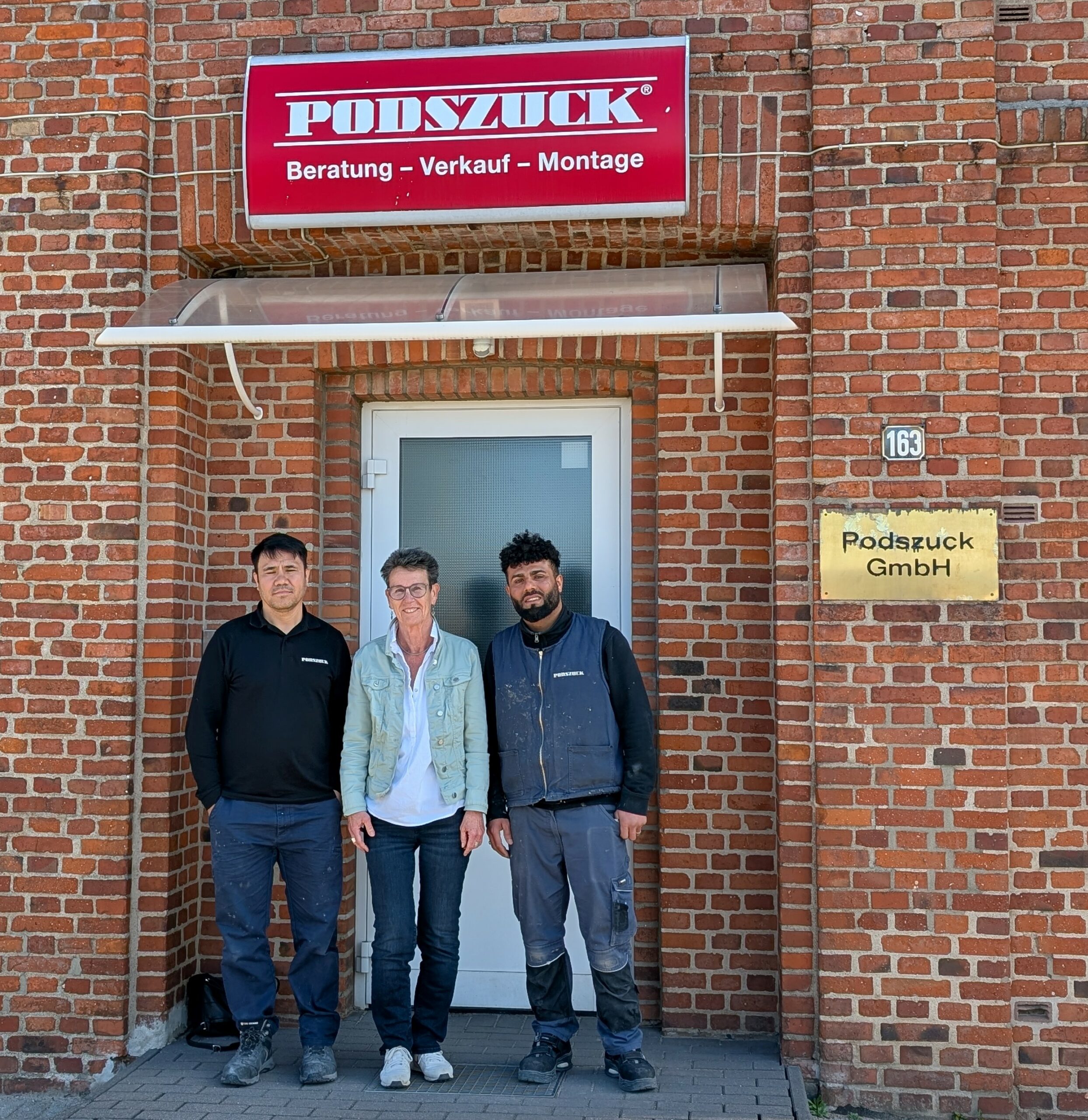 v.l.n.r.: Bashir Sayed Bashar-Dost, Arbeitsvermittlerin Gabriele Becker, Mohammad Hamadi