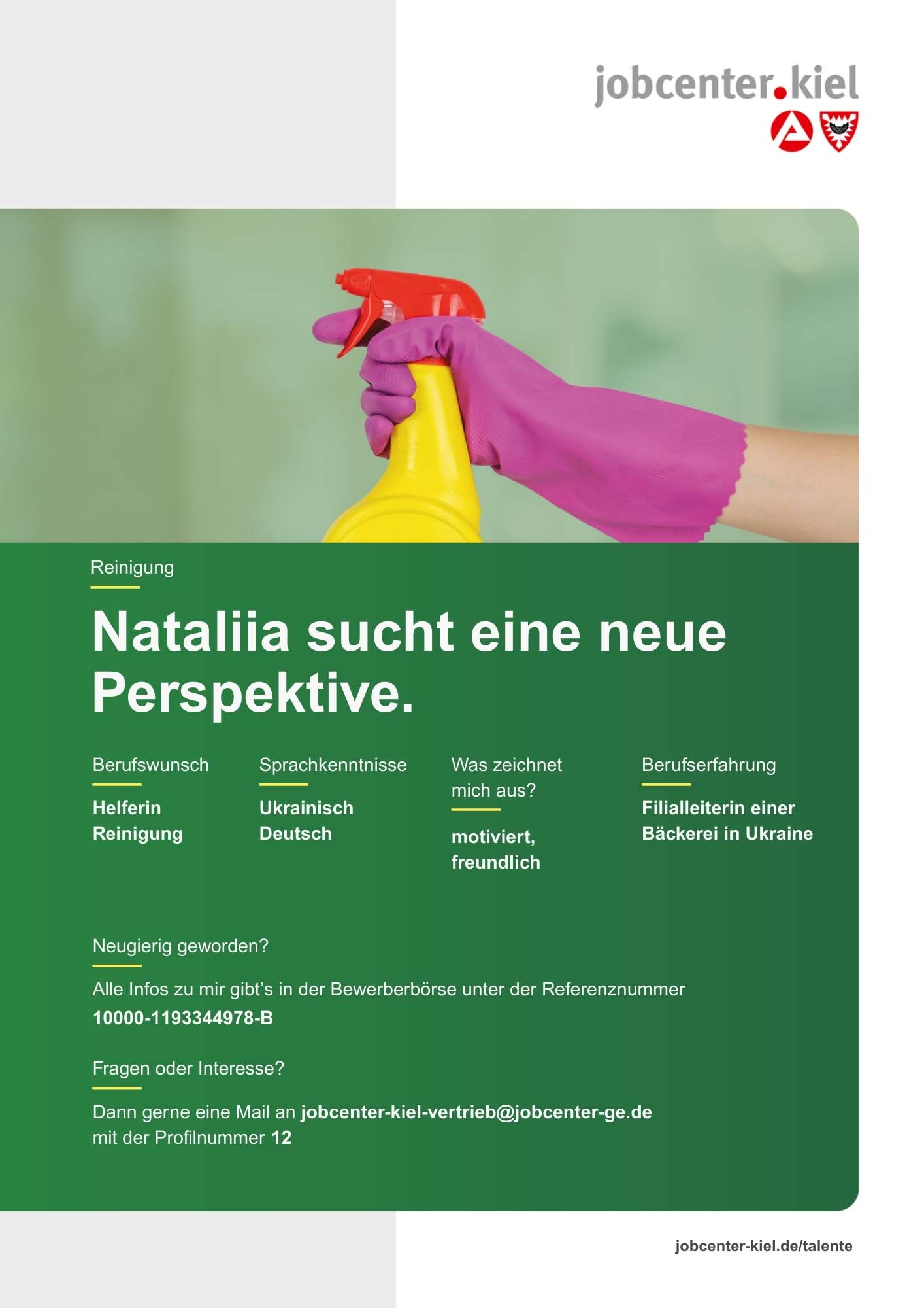 Voransicht eines Talentprofils des Jobcenters Kiel. Oben rechts das Logo des Jobcenters Kiel. Darunter eine Fotografie einer Hand mit pinkem Handschuh, die eine gelbe Sprühflasche hält. In der Bildmitte Text: ‚Nataliia sucht eine neue Perspektive.‘ Es folgen Angaben zu Berufswunsch (Helferin Reinigung), Sprachkenntnissen (Ukrainisch, Deutsch), Was zeichnet mich aus? (motiviert, freundlich), sowie Berufserfahrung (Filialleiterin einer Bäckerei in Ukraine). Unten Kontaktinformationen zum Jobcenter Kiel mit E-Mail-Adresse (jobcenter-kiel-vertrieb@jobcenter-ge.de), Profilnummer (12) und die Referenznummer (10000-1193344978-B) für die Bewerberbörse der Agentur für Arbeit. Mit Klick auf diese Voransicht erscheint das Profil als PDF mit denselben Informationen.