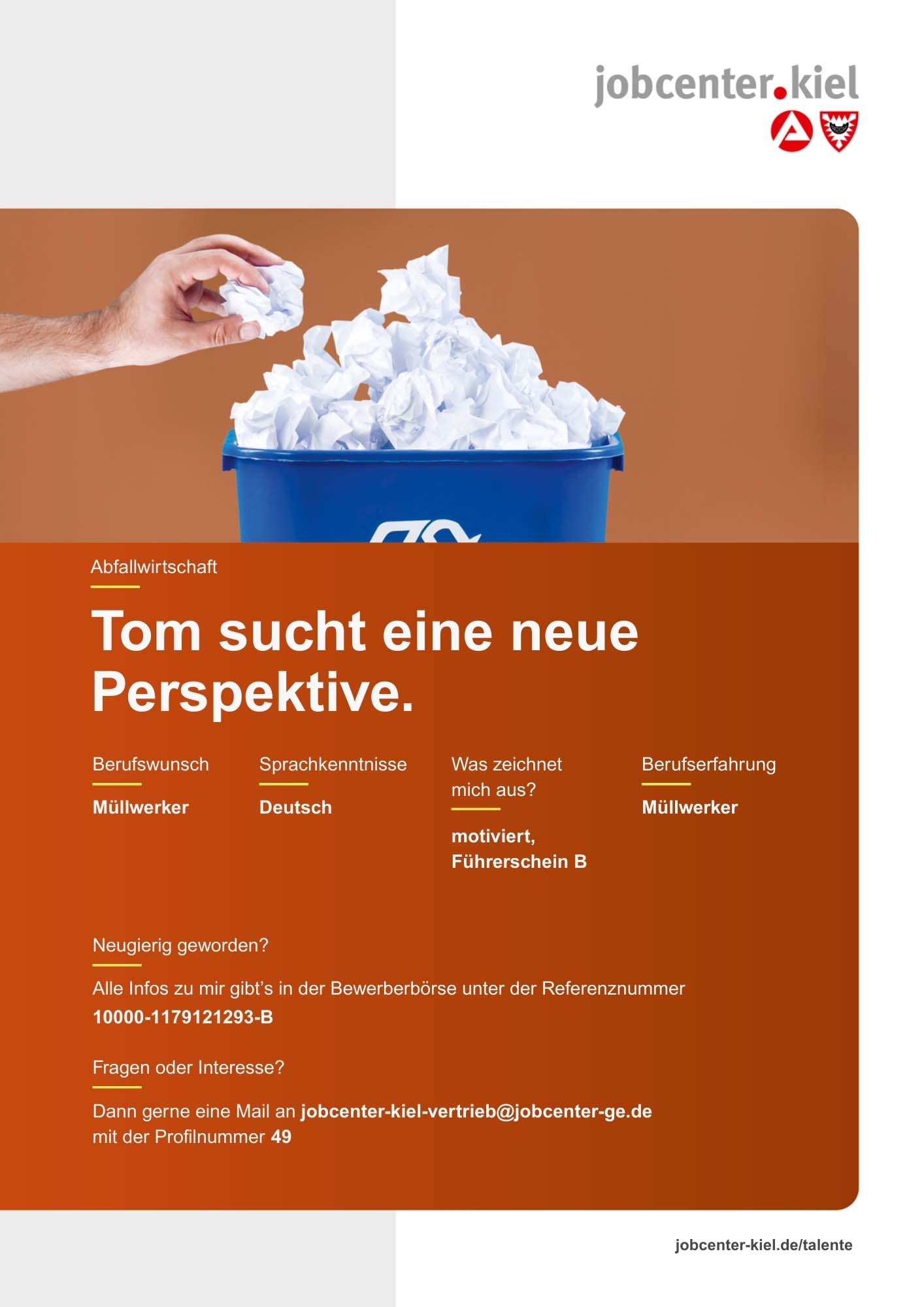 Voransicht eines Talentprofils des Jobcenters Kiel. Oben rechts das Logo des Jobcenters Kiel. Darunter eine Fotografie von einer Hand, die Papier in einen blauen Mülleimer wirft. In der Bildmitte Text: ‚Tom sucht eine neue Perspektive.‘ Es folgen Angaben zu Berufswunsch (Müllwerker), Sprachkenntnissen (Deutsch), Was zeichnet mich aus? (motiviert, Führerschein B), sowie Berufserfahrung (Müllwerker). Unten Kontaktinformationen zum Jobcenter Kiel mit E-Mail-Adresse (jobcenter-kiel-vertrieb@jobcenter-ge.de), Profilnummer (49) und die Referenznummer (10000-1179121293-B) für die Bewerberbörse der Agentur für Arbeit. Mit Klick auf diese Voransicht erscheint das Profil als PDF mit denselben Informationen.