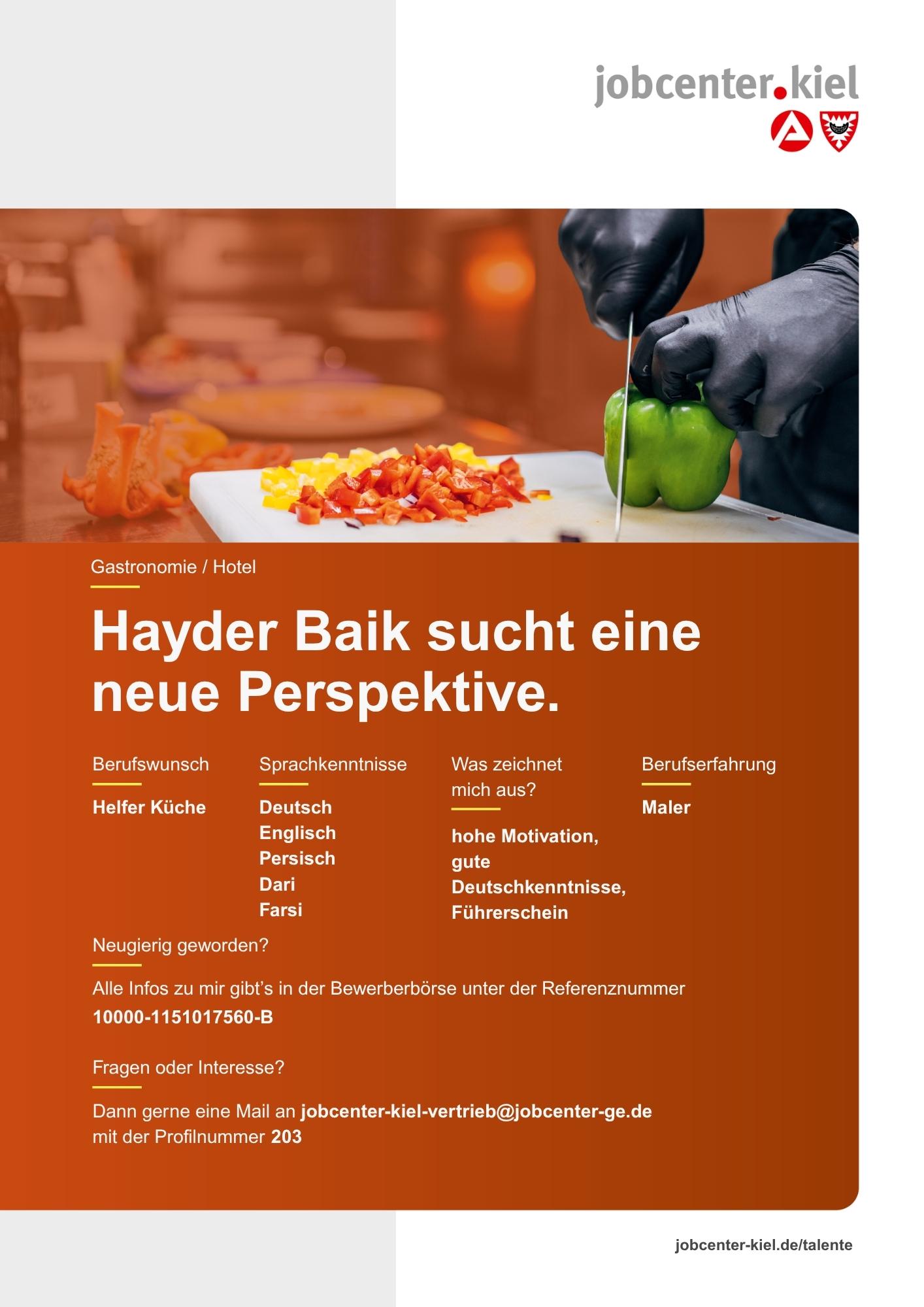 Voransicht eines Talentprofils des Jobcenters Kiel. Oben rechts das Logo des Jobcenters Kiel. Darunter eine Fotografie von Händen, die Gemüse in einer Küche schneiden. In der Bildmitte Text: ‚Hayder Baik sucht eine neue Perspektive.‘ Es folgen Angaben zu Berufswunsch (Helfer Küche), Sprachkenntnissen (Deutsch, Englisch, Persisch, Dari, Farsi), Was zeichnet mich aus? (hohe Motivation, gute Deutschkenntnisse, Führerschein), sowie Berufserfahrung (Maler). Unten Kontaktinformationen zum Jobcenter Kiel mit E-Mail-Adresse (jobcenter-kiel.vertrieb@jobcenter-ge.de), Profilnummer (203) und die Referenznummer (10000-1151017560-B) für die Bewerberbörse der Agentur für Arbeit. Mit Klick auf diese Voransicht erscheint das Profil als PDF mit denselben Informationen.
