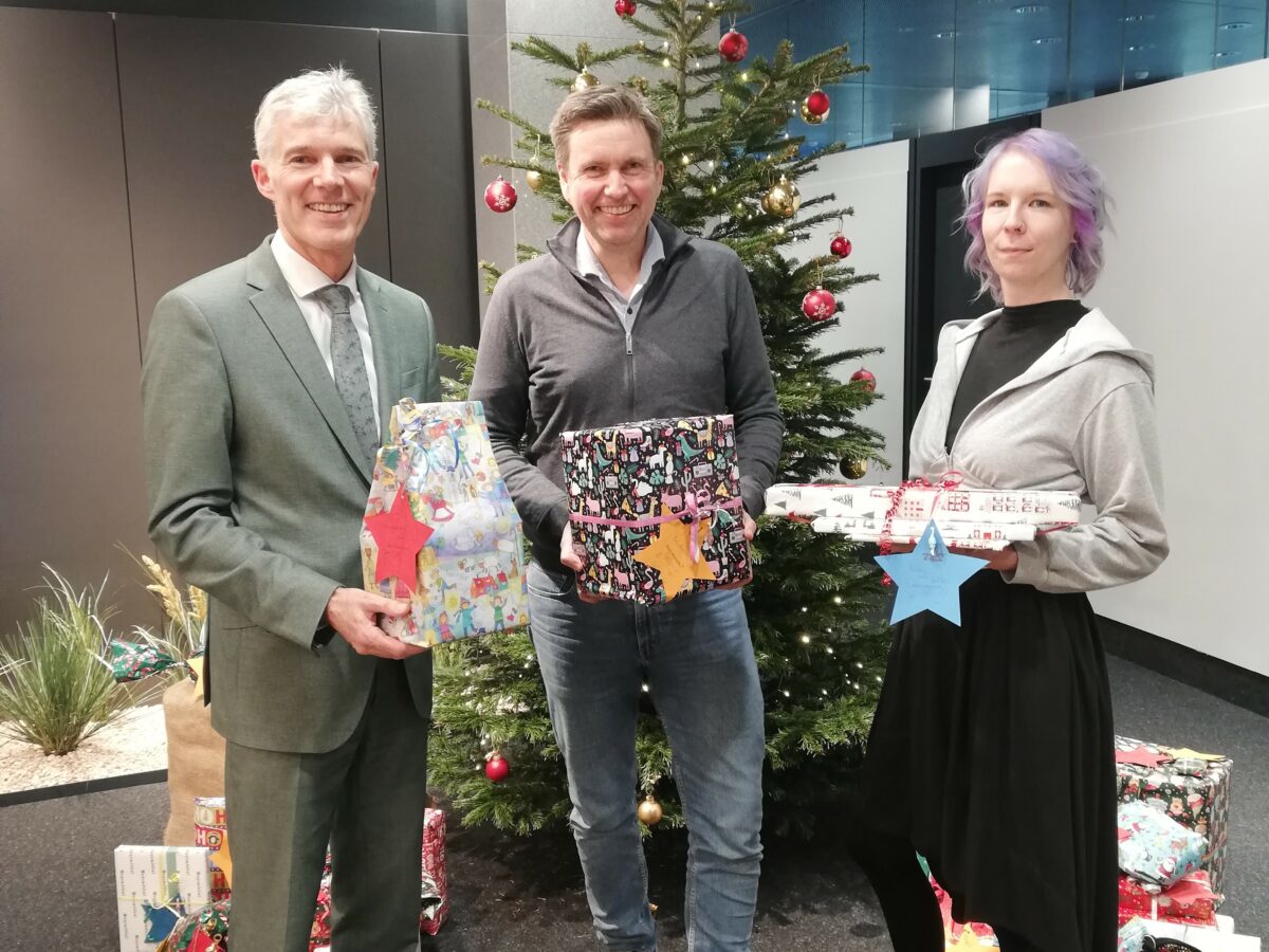 Übergabe der Geschenke von der Kieler Volksbank an das Netzwerk gegen Kinderarmut und an uns vom Jobcenter.